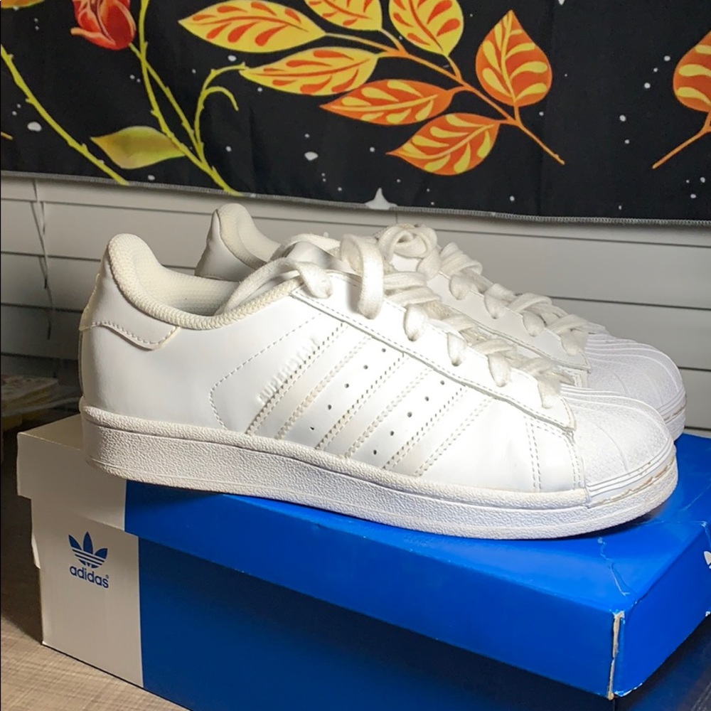 Adidas Women’s Superstar Shoes Size 4